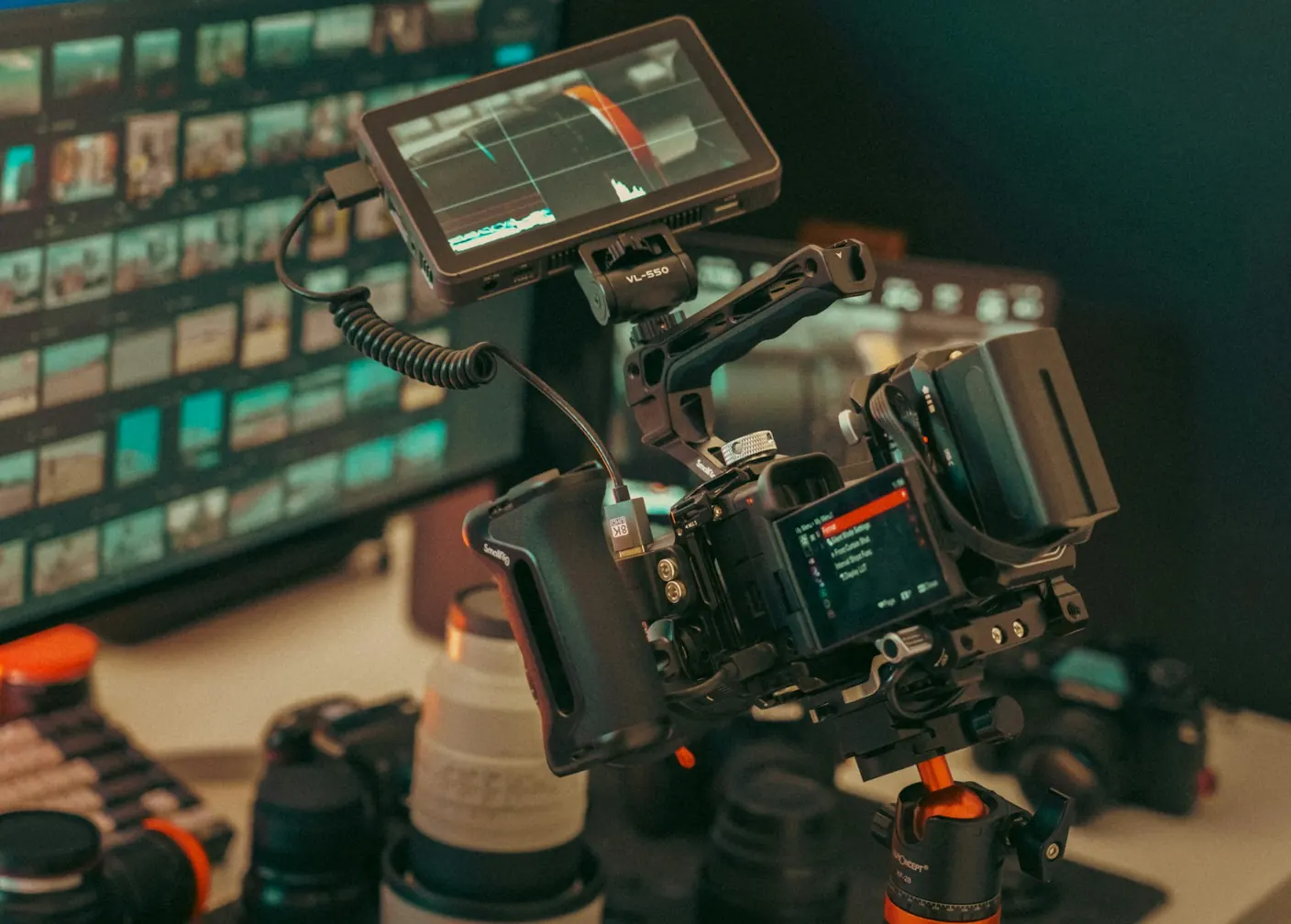 Caméra de cinéma équipée d'un moniteur et d'objectifs de tournage