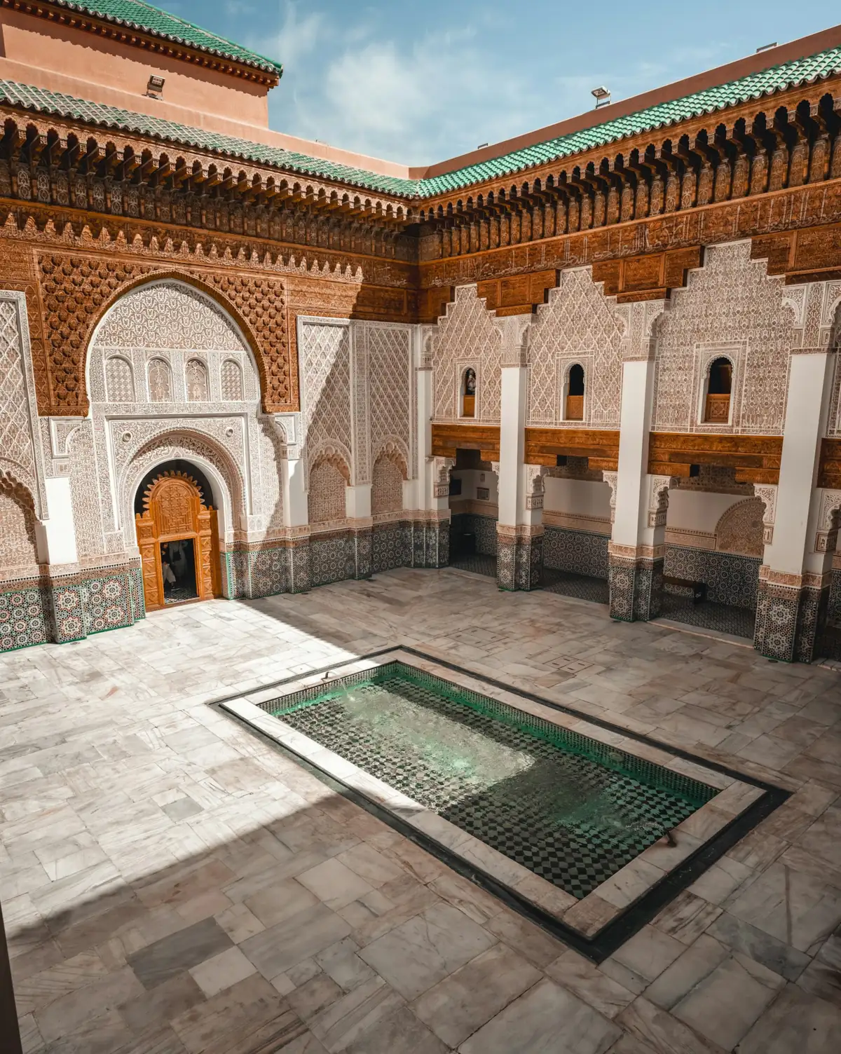 Patio en zellige et stuc sculpté d'une médersa à Marrakech